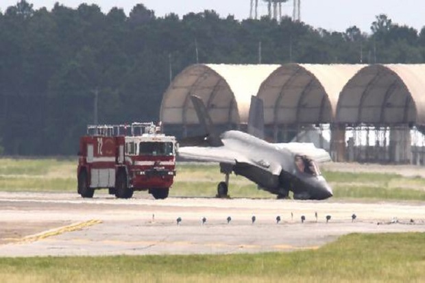Jet Tempur F-35 AS Mendarat Darurat, Hidung Roda Pendaratan Patah