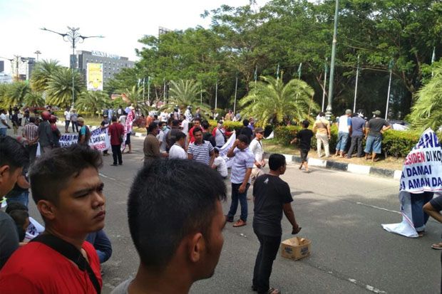 Massa Sweeping Kedatangan Neno Warisman di Bandara Pekanbaru