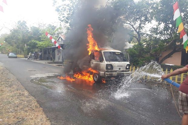 Nekat Servis Sendiri, Mobil Santoso Justru Terbakar