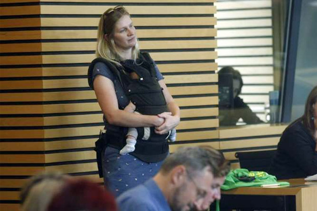 Bawa Bayi ke Ruang Sidang, Politisi Jerman Diusir dari Parlemen