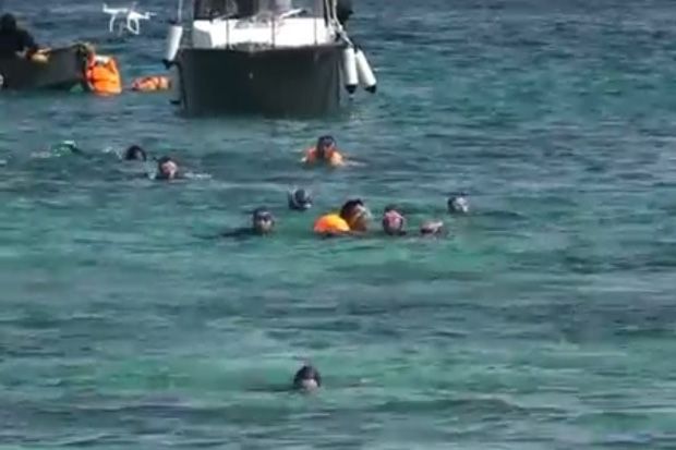 Rayakan HUT ke-70 Polwan, 12 Polisi Wanita Berenang Antarpulau