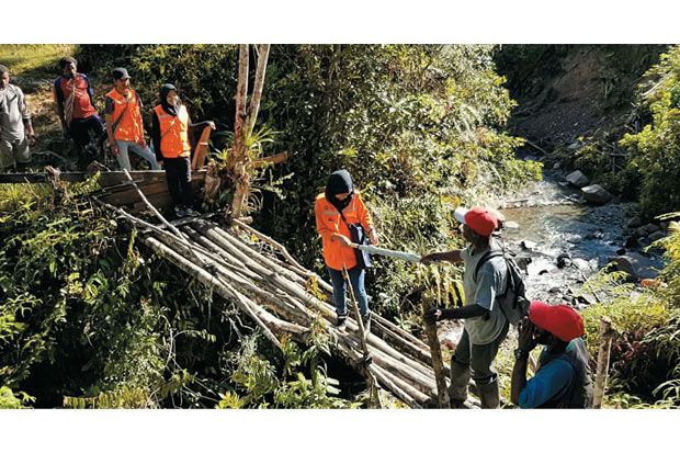 Naik Turun Bukit Demi Melistriki Pedalaman Papua