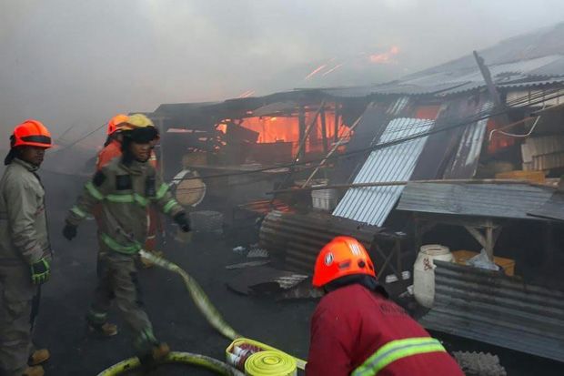 Api yang Membakar Pasar Gedebage Diduga Berasal dari Bakaran Sampah