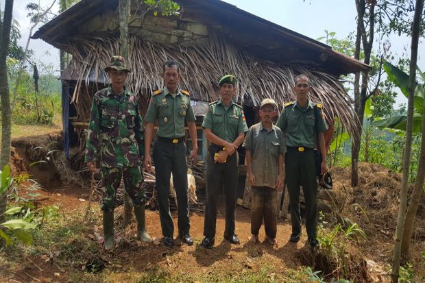 TNI Evakuasi Dua Bocah Lumpuh dari Gubuk Dekat Kandang Kerbau