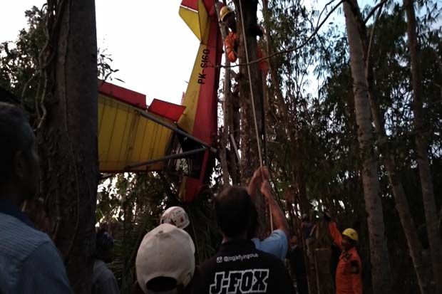 Mesin Rusak, Pesawat Ringan Jatuh Nyangkut di Pohon