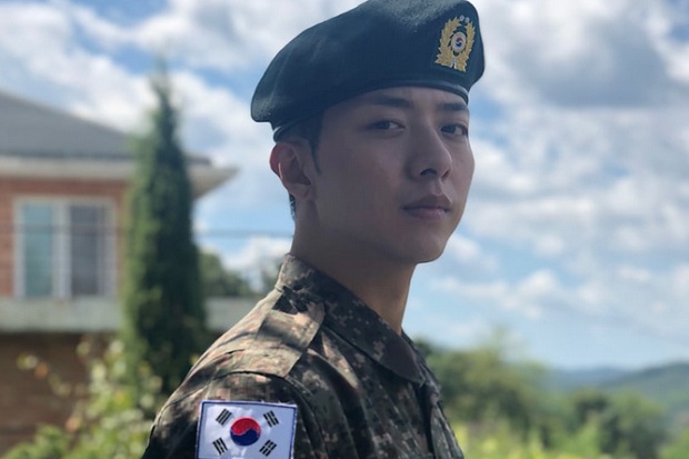 Lee Jung Shin CNBLUE Pamer Pakai Seragam Militer