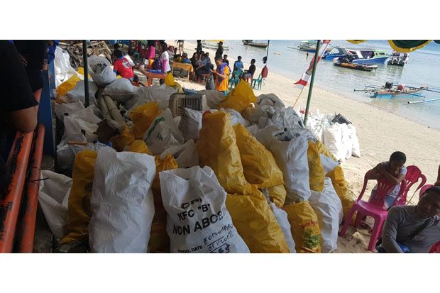 Sapu Pantai Liang Bunaken, 1,27 Ton Sampah Terkumpul