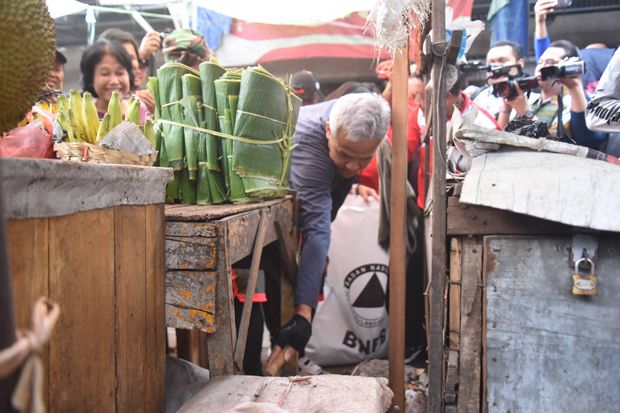 Blusukan di Pasar Peterongan, Ganjar-Yasin Punguti Sampah Berserakan