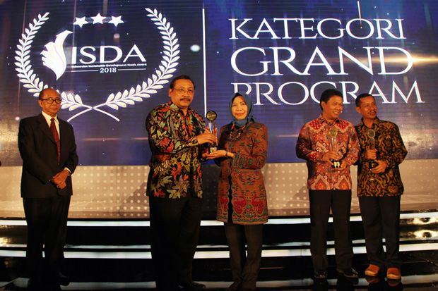 PLN Raih 10 Penghargaan Program CSR di Ajang Indonesia SDGs Award 2018
