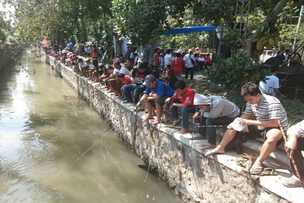 Mancing Gratis, Ribuan Warga Berebut 10 Ton Ikan Lele