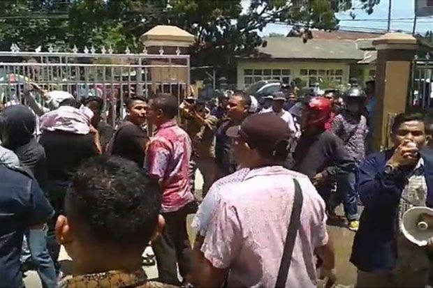 Unjuk Rasa Mahasiswa Tuntut Rektor UMB Mundur Ricuh