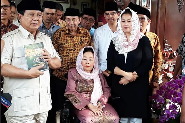 Prabowo Dihadiahi Dua Buku oleh Istri Gus Dur