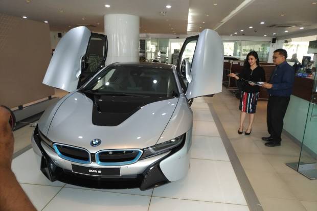 BMW Boyong Mobil Futuristik i8 ke Surabaya