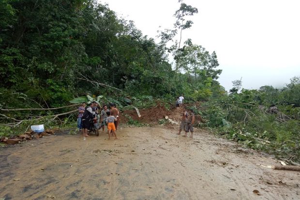 Longsor Tutup Akses Jalan Nasional di Tapanuli Selatan