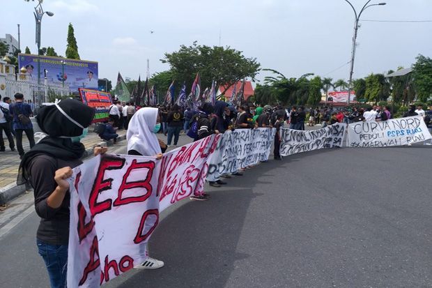 Tim PSPS Riau 5 Bulan Tak Gajian, Suporter Demo Kantor Gubernur