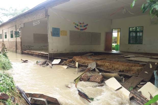 Diterjang Banjir, Dinding Gedung Sekolah di Sergai Roboh