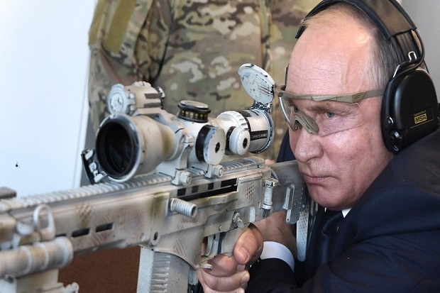 Putin Tes Senapan Terbaru Kalashnikov, Hantam Target 600 Meter