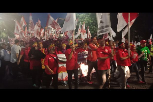 Pendukung Jokowi-Maruf Banjiri Tugu Proklamasi