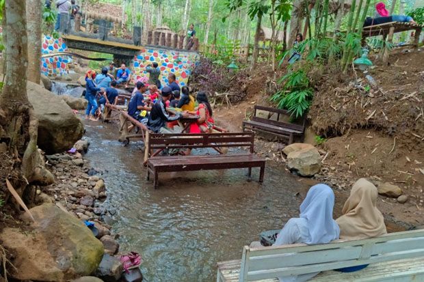 Nikmati Sensasi Kuliner Dipadu dengan Alam di Taman Sungai Sumber Biru Jombang