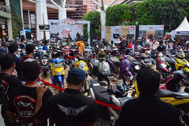 Ratusan Modifikator Motor Honda Pamer Kreativitas di Kota Bandung