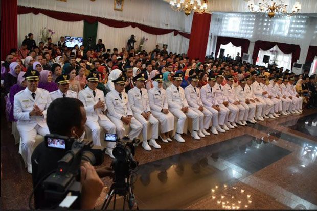 Gubernur Kalteng Lantik 10 Kepala Daerah Terpilih di Istana Isen Mulang Palangka Raya