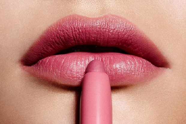 Padu Padan Riasan Lipstik Warna Pink