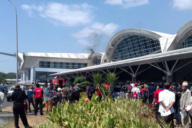 Muncul Kepulan Asap Hitam, Calon Penumpang Bandara Sultan Hasanuddin Panik