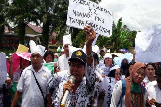 Tuntut Hak, Ratusan Tenaga Honorer Menangi di DPRD Simalungun