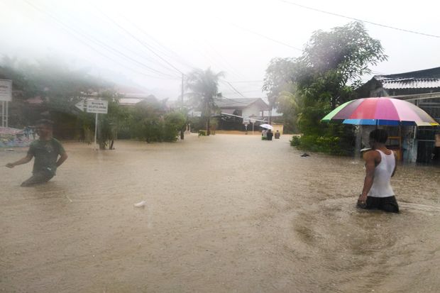 Ratusan Rumah di Kota Padang Terendam Banjir, Puluhan Warga Dievakuasi