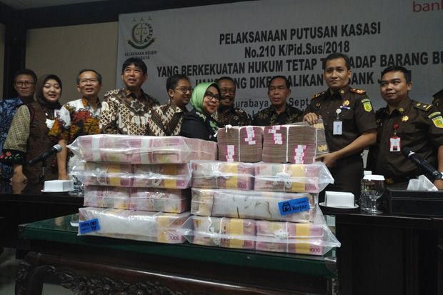 Kejari Surabaya Serahkan Uang Korupsi Rp8,2 Miliar ke Bank Jatim