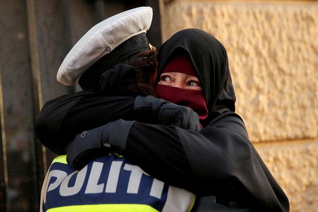 Peluk Demonstran yang Kenakan Niqab, Polwan Denmark Diselidiki