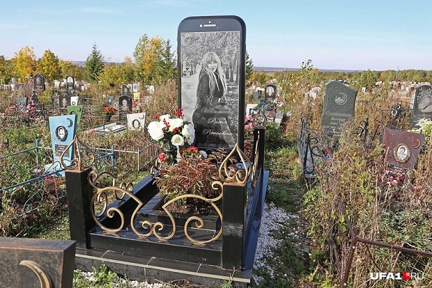 Nyentrik, Wanita Ini Dikubur dengan Batu Nisan iPhone