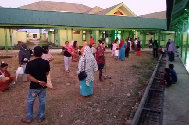 Ratusan Pasien RSUD Batara Guru Dipindah ke Halaman Karena Gempa