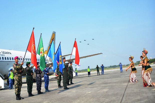 Pesawat Tempur T50 Goldel Eagle Sambut Flag Relay HUT TNI