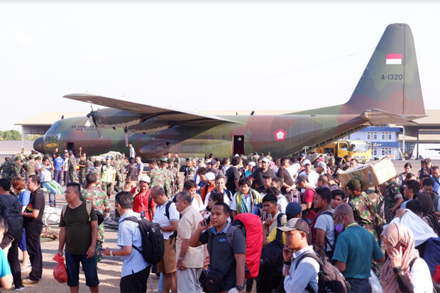 Hendak Cari Keluarga, Ribuan Orang Antre di Lanud Hasanuddin untuk ke Palu