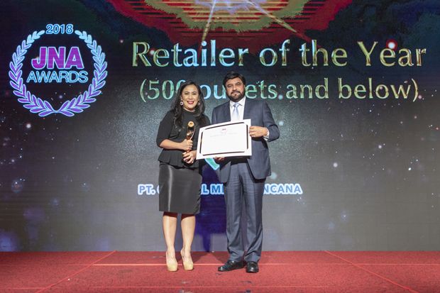 PT Central Mega Kencana Raih Retailer of the Year JNA Award