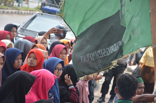 Dituding Gelar Demo Orderan, Ratusan Mahasiswa Geruduk DPRD