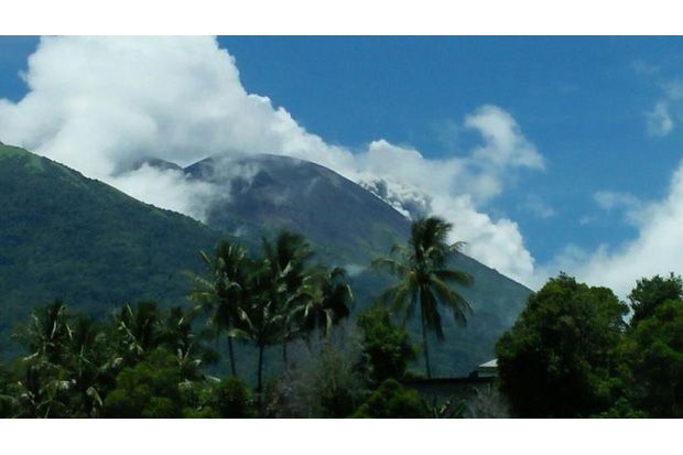 Gunung Gamalama di Ternate Erupsi