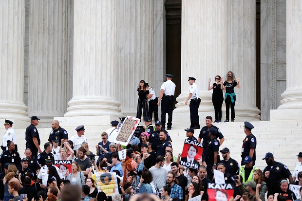 Ratusan Orang Berdemo Tolak Pengangkatan Hakim Agung Baru AS