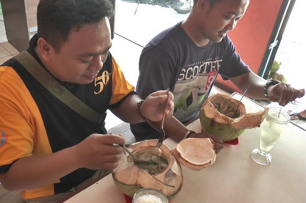 Sensasi Unik Menikmati Bakso dengan Tempurung Kelapa Muda