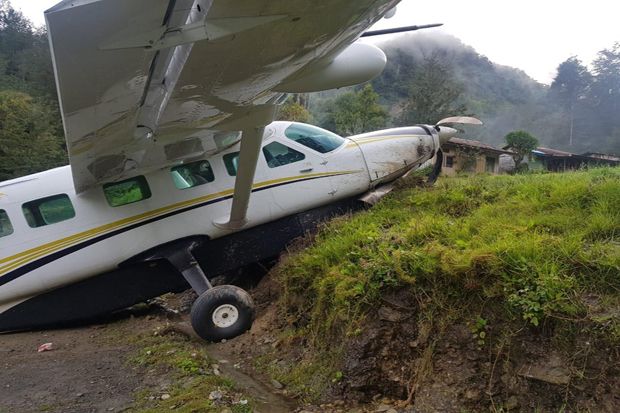 Pesawat Sembako Tergelincir di Bandara Beoga, Pilot Trauma Berat
