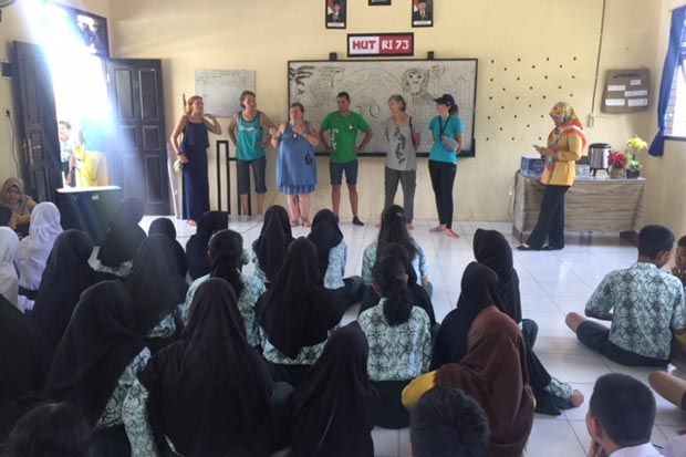 Siswa SMP 11 Arsel Belajar Bersama Aktivis Animal Contact
