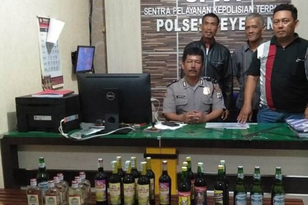 Polisi Amankan Puluhan Botol Miras Ilegal