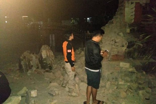 Gempa Situbondo Robohkan Candi Bentar Samsat Jembrana