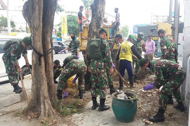Prajurit TNI Bersihkan Puing di Sepanjang Jalan Protokol Kota Palu