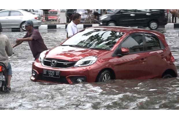 Hujan 1 Jam Kantor Gubernur Sumsel Dikepung Banjir, 1 Mobil Hanyut