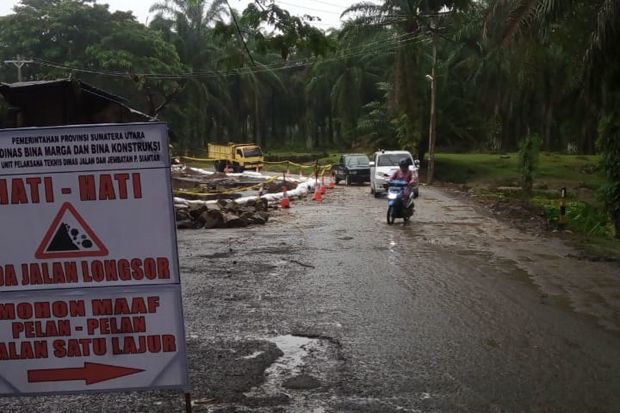 Jalan Penghubung Tiga Kabupaten Ambles, Lalu Lintas Dibuat Buka Tutup