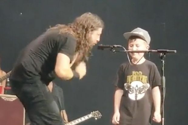 Usai Nyanyikan Lagu Metallica, Dave Grohl Hadiahi Bocah 10 Tahun Gitar