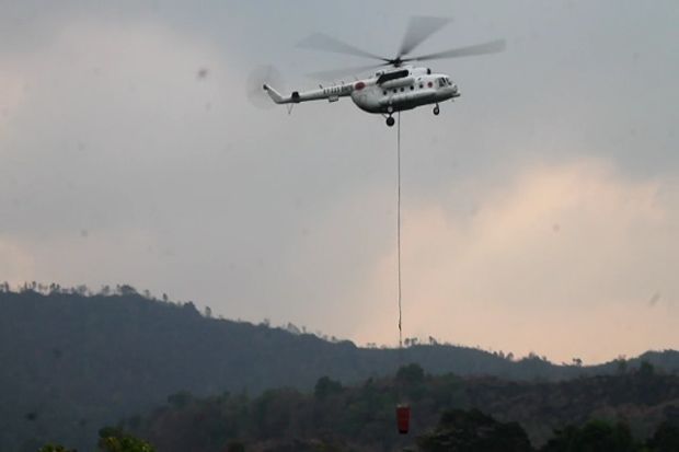 Heli Water Bombing Bantu Padamkan Kebakaran Hutan Gunung Ciremai