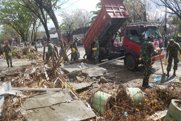 Prajurit Marinir Bersihkan Jalan di Sepanjang Pantai Talise Kota Palu